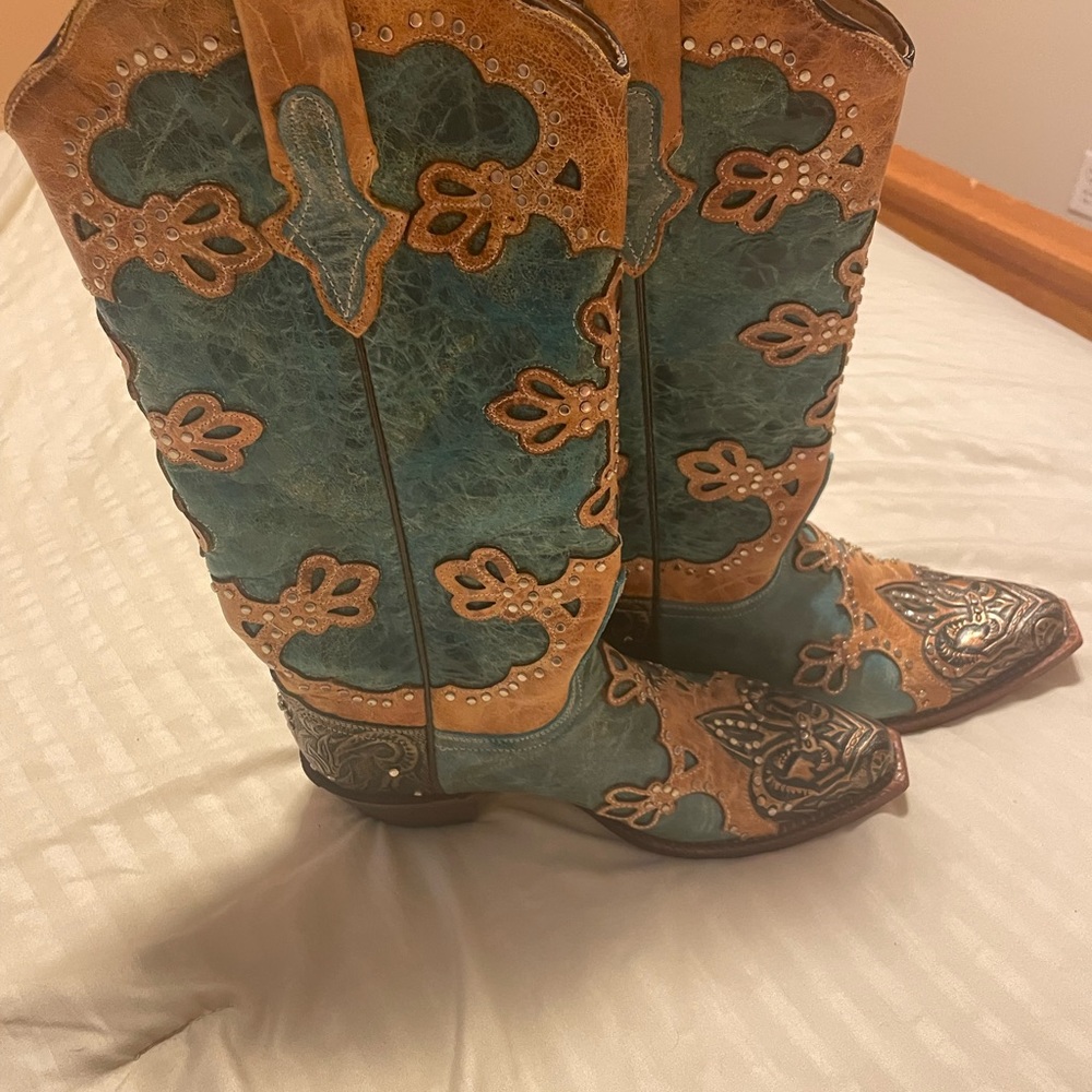 Ferrini women’s boots worn twice. Beautiful and in excellent condition.